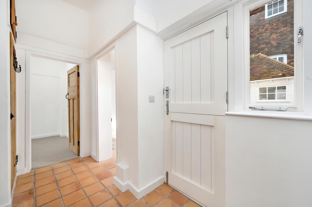 Lot: 152 - TERRACE HOUSE IN DESIRABLE LOCATION - Entrance hallway